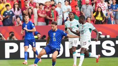 Im Spiel Kroatien gegen Portugal kämpfen Nikola Vlasic und Nuno Mendes um den Ball. - Foto: IMAGO / aal.photo