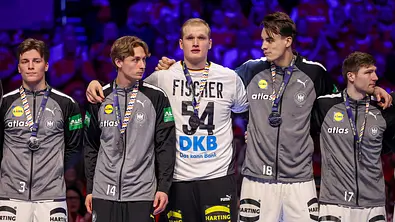 Die deutsche Mannschaft nach dem zweiten Platz noch sichtlich Enttäuscht über die Niederlage mit der Silbermedaille auf dem Podest.  - Foto: IMAGO / Maximilian Koch