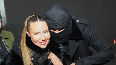 Nina Anhan mit Aykut Anhan mit Sturmhaube zu Gast auf dem roten Teppich des Special Screening Event dem Netflix Doku Highlight Babo Die Haftbefehl Story in der Astor Film Lounge am 24.10.2025 in Berlin - Foto: IMAGO / BREUEL-BILD