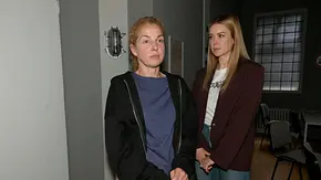 Jessica schaut Nina ernst an, während sie sich im Gefängnis befinden. - Foto: RTL Rolf Baumgartner Jessica schaut Nina ernst an, während sie sich im Gefängnis befinden. - Foto: RTL Rolf Baumgartner