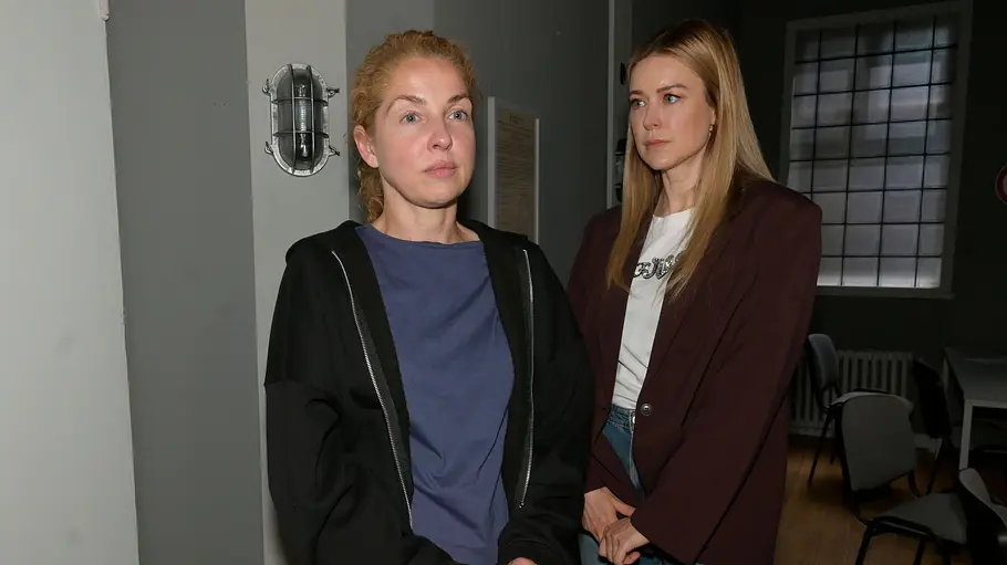 Nina muss sich von ihrer Schwester verabschieden. Jessica schaut Nina ernst an, während sie sich im Gefängnis befinden.