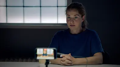 Nina nimmt eine Videobotschaft auf. - Foto: RTL
