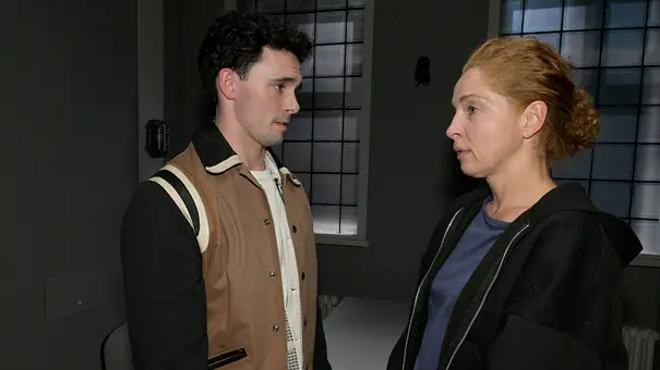 Luis und Nina stehen sich im Gefängjis gegenüber. - Foto: RTL Rolf Baumgartner Luis und Nina stehen sich im Gefängjis gegenüber. - Foto: RTL Rolf Baumgartner
