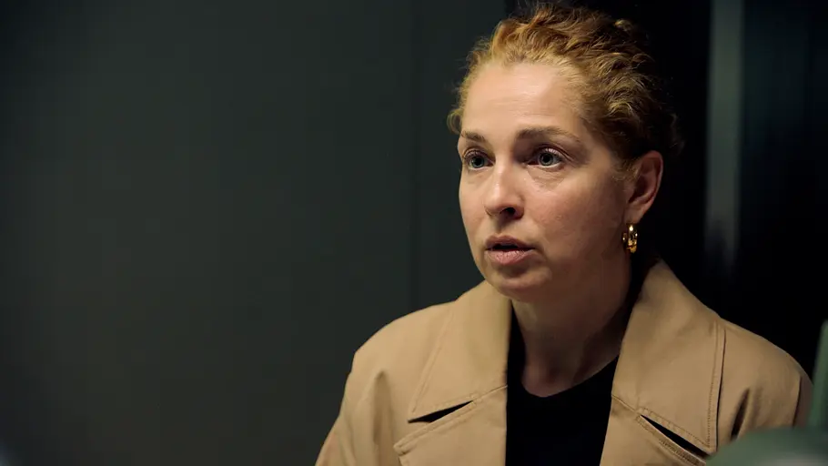 Maria Wedig verabschiedet sich von ihrer Rolle Nina. GZSZ-Szene: Nina sitzt im Revier.