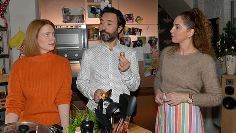Toni zweifelt an der Ehe von Navarro und Nina. - Foto: RTL Rolf Baumgartner