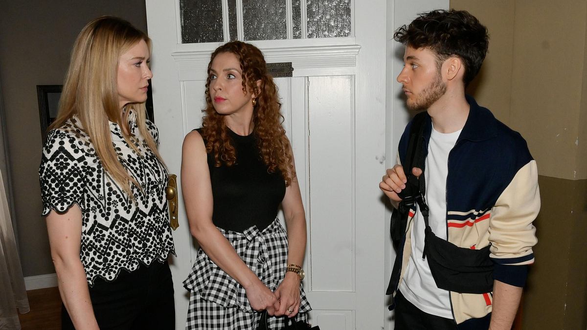 Nina wird mit ihrem Stiefsohn Robin konfrontiert. Jessica und Nina stehen einem verwirrten Robin gegenüber.