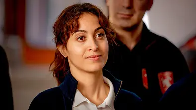 Nina (Sabrina Amali) hört Köster zu. - Foto: ARD/SWR/Oliver Feist