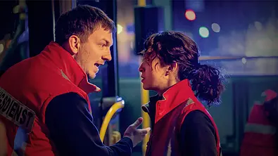 Nina (Sabrina Amali) informiert Köster (Johannes Kienast) darüber, dass der Mann im Bus tot ist. Der kann das nicht akzeptieren. - Foto: ARD/SWR/Oliver Feist