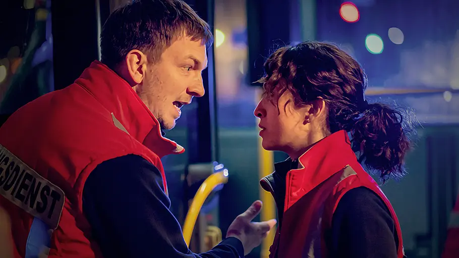 Nina (Sabrina Amali) informiert Köster (Johannes Kienast) darüber, dass der Mann im Bus tot ist. Der kann das nicht akzeptieren. Nina (Sabrina Amali) informiert Köster (Johannes Kienast) darüber, dass der Mann im Bus tot ist. Der kann das nicht akzeptieren.