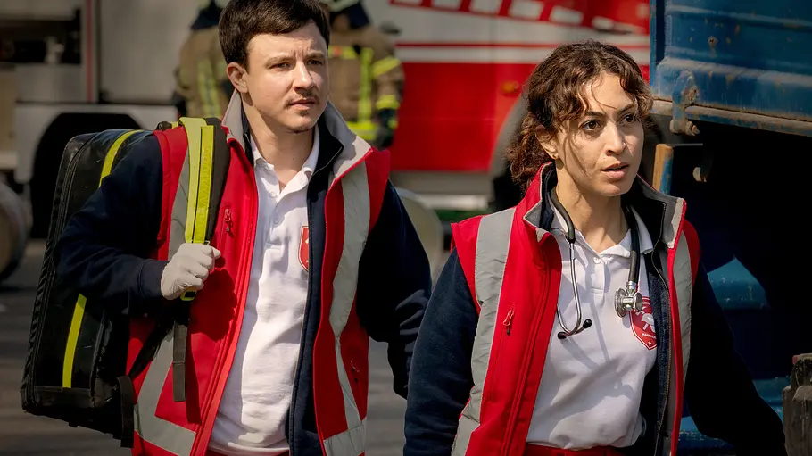 Nina (Sabrina Amali, r.) und Paul (Paul Zichner, l.) in „Die Notärztin“. Nina (Sabrina Amali, r.) und Paul (Paul Zichner, l.) in „Die Notärztin“.