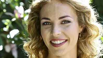 Nina Schmieder aka Ella lächelt in die Kamera - Foto: IMAGO / Action Pictures