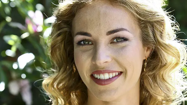 Nina Schmieder aka Ella lächelt in die Kamera - Foto: IMAGO / Action Pictures