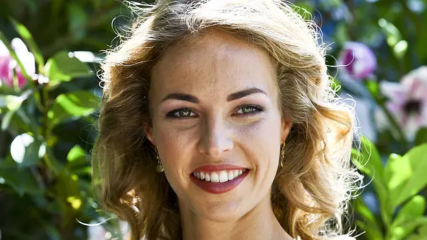 Ella aus die Landarztpraxis lächelt in einem Blumenkleid in die Kamera - Foto: IMAGO / Action Pictures