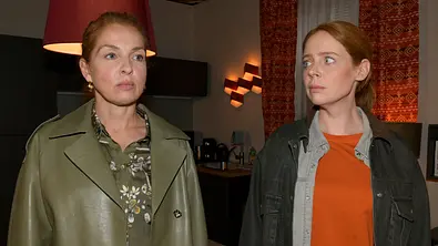 Nina schaut ernst, Toni blickt sie wütend an. - Foto: RTL/ Rolf Baumgartner
