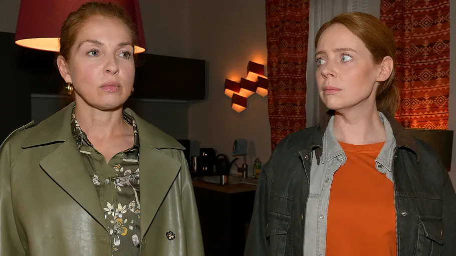 Nina ist endlich ehrlich zu Toni. Nina schaut ernst, Toni blickt sie wütend an.