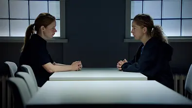 Toni und Nina sitzen sich im Gefängnis gegenüber. - Foto: RTL Toni und Nina sitzen sich im Gefängnis gegenüber. - Foto: RTL