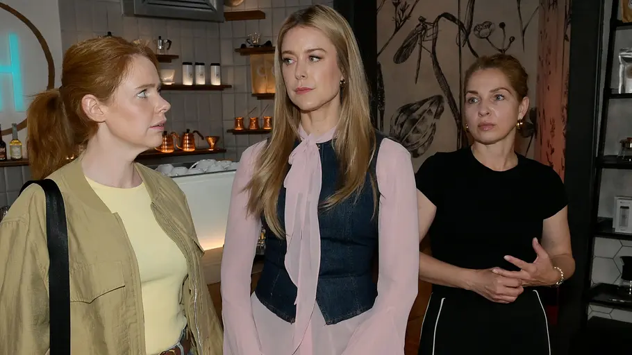Jessica deckt Nina weiterhin vor Toni. Toni schaut Jessica ernst an, im Hintergrund Nina.