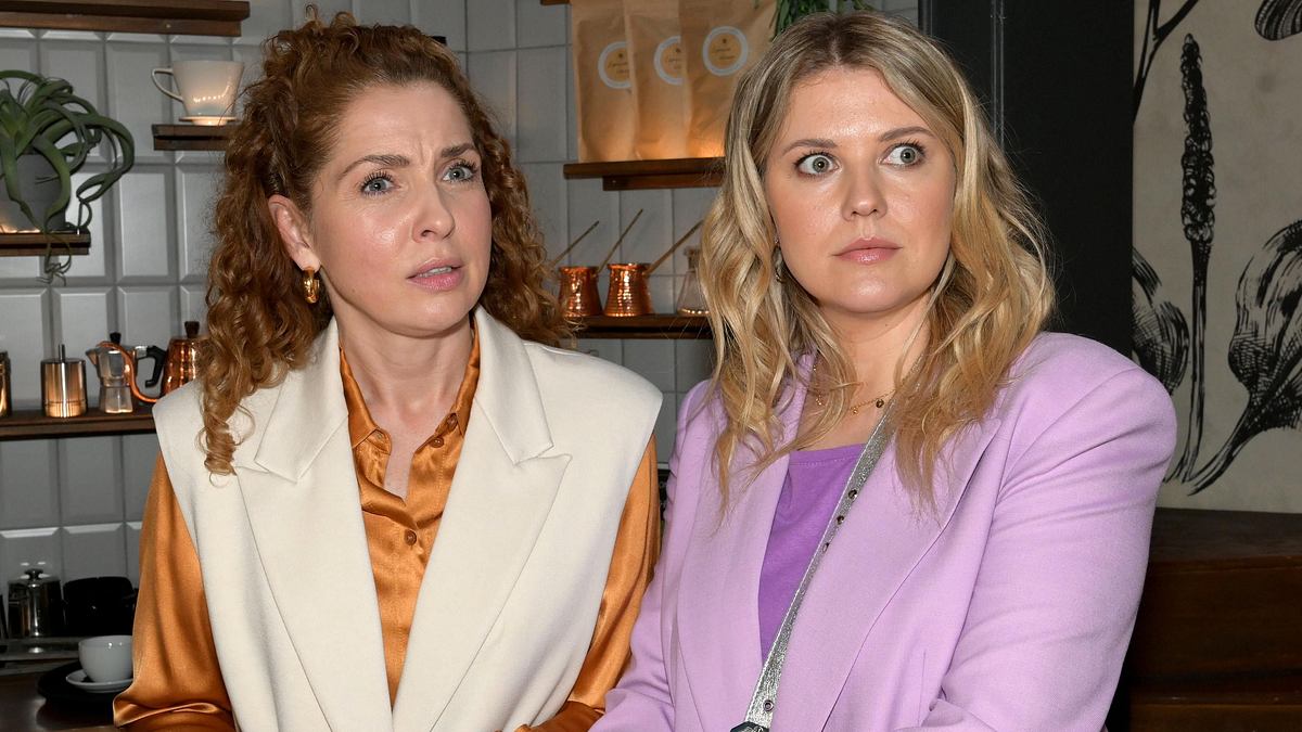 Nina will das Vereinsheim übernehmen. Nina schaut irritiert, Alicia entsetzt.