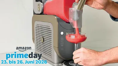 Eine Ninja Slushi füllt ein rotes Getränk in ein Glas, das von einer Hand gehalten wird. Links im Bild steht der Text „amazon prime day 23. bis 26. Juni 2026“. - Foto: amazon/Pr