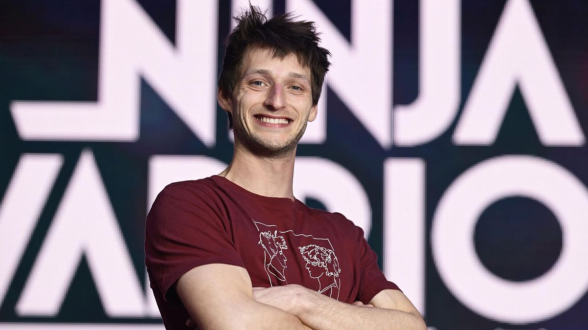 Ninja Warrior Germany Gewinner Moritz Hans Moritz Hans vor dem Ninja Warrior Germany-Logo