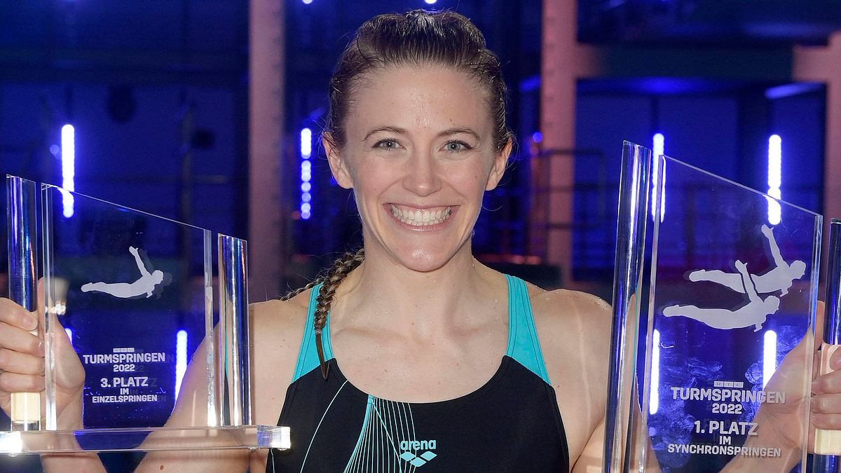 Ninja Warrior Germany Gewinner Stefanie Edelmann Stefanie Edelmann mit ihren Trophäen vom RTL Turmspringen