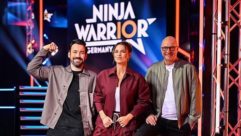 Jan Köppen, Laura Wontorra und Frank Buschmann im Studio von Ninja Warrior Germany - Foto: RTL / Markus Hertrich 