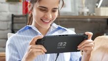 Ein glückliches Mädchen hält die Nintendo Switch 2 in den Händen.  - Foto: Nintendo/PR