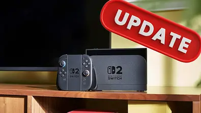 Die Nintendo Switch 2 steht auf Regal vor einem Fernseher, ein Update-Logo ist groß auf dem Bild zu sehen - Foto: Nintendo
