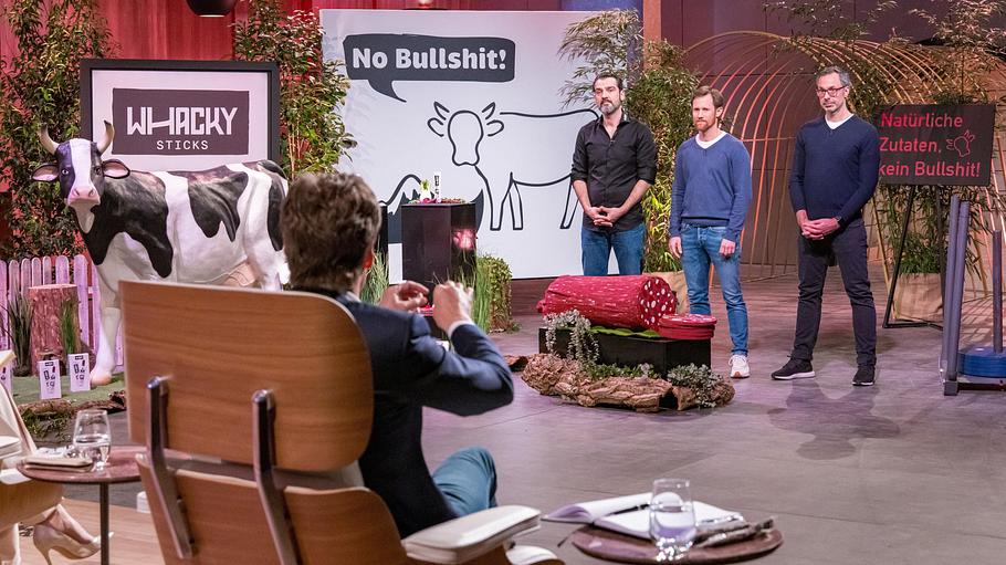 Dr. Peter Stiller, Gregor Schleicher und Daniel Stadtmann wollen ihre Fleischsticks mit Kuh- und Salami-Deko bewerben.