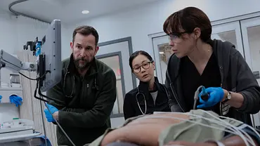 In einer Szene aus The Pitt wird ein Patient on drei Ärzten künstlich beatmet  - Foto: HBO Max