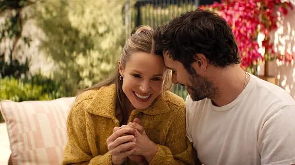 Joanne und Noah sitzen eng beieinander im Freien und halten sich an den Händen. Sie lächelt, während er die Stirn an ihre legt. - Foto: KATRINA MARCHINOWSKI/NETFLIX Joanne und Noah sitzen eng beieinander im Freien und halten sich an den Händen. Sie lächelt, während er die Stirn an ihre legt. - Foto: KATRINA MARCHINOWSKI/NETFLIX