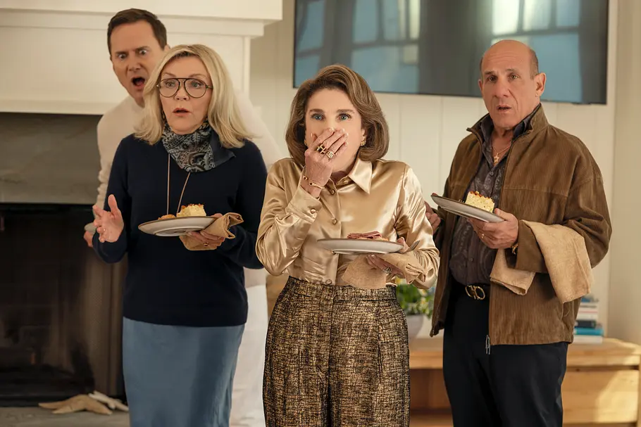 Im Finale fliegen die Geheimnisse auf Henry, Lynn, Bina und Ilan schauen überrascht. Drei halten Teller mit Essen, eine Frau hält sich die Hand vor den Mund.