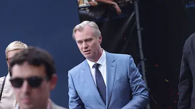 Christopher Nolan schaut ernst mit offenem Mund. - Foto: Imago/ Best Image