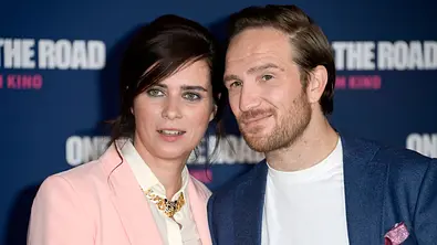 Nora Tschirner im rosafarbenen Blazer und Frederick Lau im blauen Sakko stehen lächelnd nebeneinander vor einer „One for the Road“-Fotowand. - Foto: IMAGO / Future Image Nora Tschirner im rosafarbenen Blazer und Frederick Lau im blauen Sakko stehen lächelnd nebeneinander vor einer „One for the Road“-Fotowand. - Foto: IMAGO / Future Image