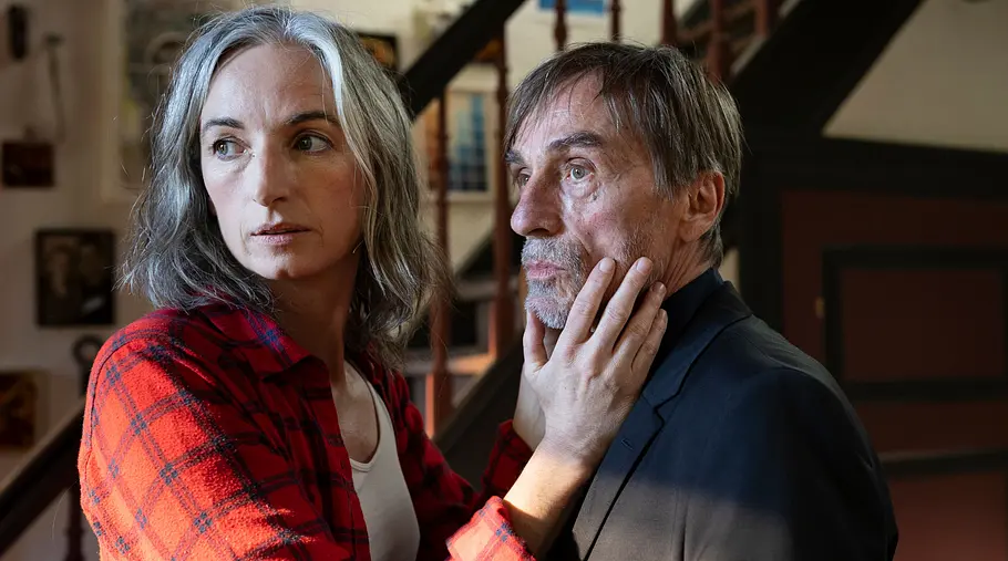 Der aus dem Gefängnis entkommene Werner Roth (André M. Hennicke, li.) versteckt sich bei seiner Vertrauten Teresa Lind (Mélanie Fouché, re.).