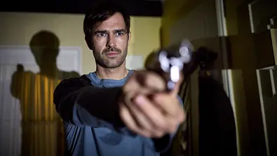 Hausherr Malte verteidigt mit einer Waffe sein Haus. - Foto: NDR/ARD/Sandra Hoever Hausherr Malte verteidigt mit einer Waffe sein Haus. - Foto: NDR/ARD/Sandra Hoever