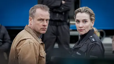  Ein Blindgänger in Schwanitz! Hauke Jacobs (Hinnerk Schönemann) und Hannah Wagner unterstützen bei der Bombenentschärfung. - Foto: NDR/Gordon Timpen