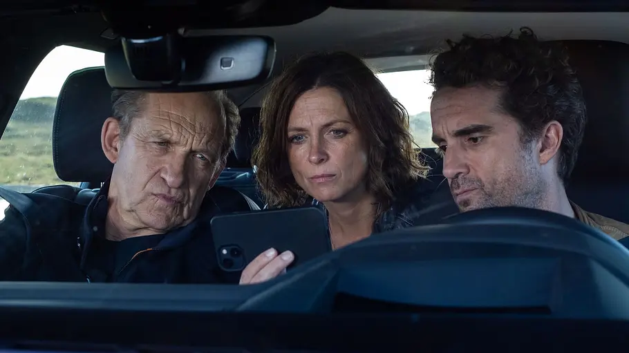 Nord Nord Mord heute: Wann kommt die nächste Folge? Nord Nord Mord - Sievers und der Gesang der Wale: Carl Sievers (Peter Heinrich Brix), Ina Behrendsen (Julia Brendler) und Hinnerk Feldmann (Oliver Wnuk) sitzen im Auto.