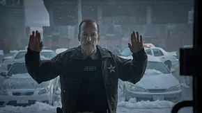 Bob Odenkirk steht im Film „Normal“ als Sheriff mit erhobenen Wänden vor einem verschneiten Parkplatz. - Foto: Leonine Bob Odenkirk steht im Film „Normal“ als Sheriff mit erhobenen Wänden vor einem verschneiten Parkplatz. - Foto: Leonine
