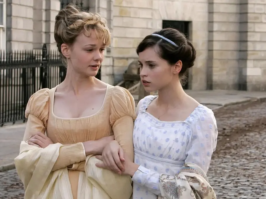 „Northanger Abbey“ Carey Mulligan (Isabella Thorpe) und Felicity Jones (Catherine Morland) in „Northanger Abbey“.