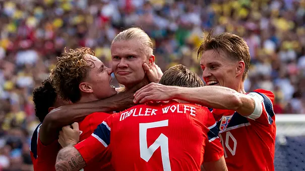 Erling Haaland jubelt mit den Norwegern - Foto: IMAGO / HMB-Media Erling Haaland jubelt mit den Norwegern - Foto: IMAGO / HMB-Media