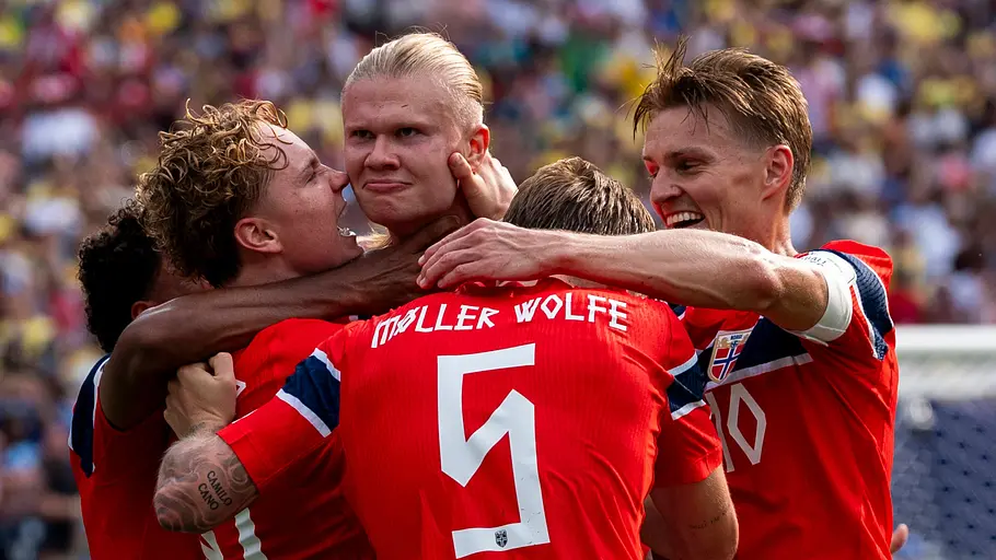 Erling Haaland und Norwegen Erling Haaland jubelt mit den Norwegern