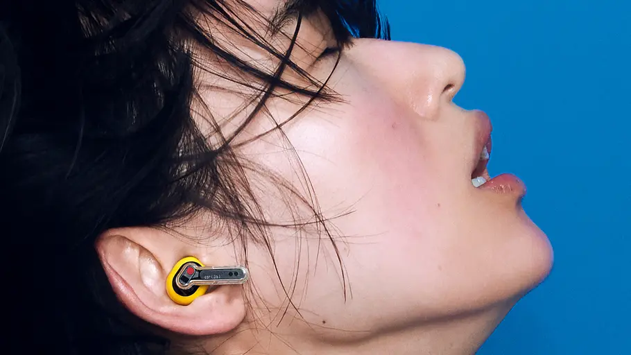 Tanzende Frau mit gelben Nothing Ear (3a) Tanzende Frau mit gelben Nothing Ear (3a)