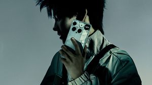 Ein junger Mann im Seitenprofil hält sich das Nothing Phone (3) ans Ohr. - Foto: TVM/PR