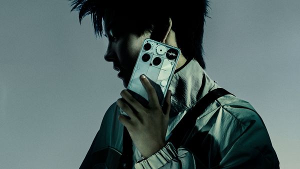 Ein junger Mann im Seitenprofil hält sich das Nothing Phone (3) ans Ohr. - Foto: TVM/PR