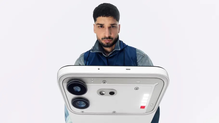 Mann mit Nothing Phone 4b Mann mit Nothing Phone 4b