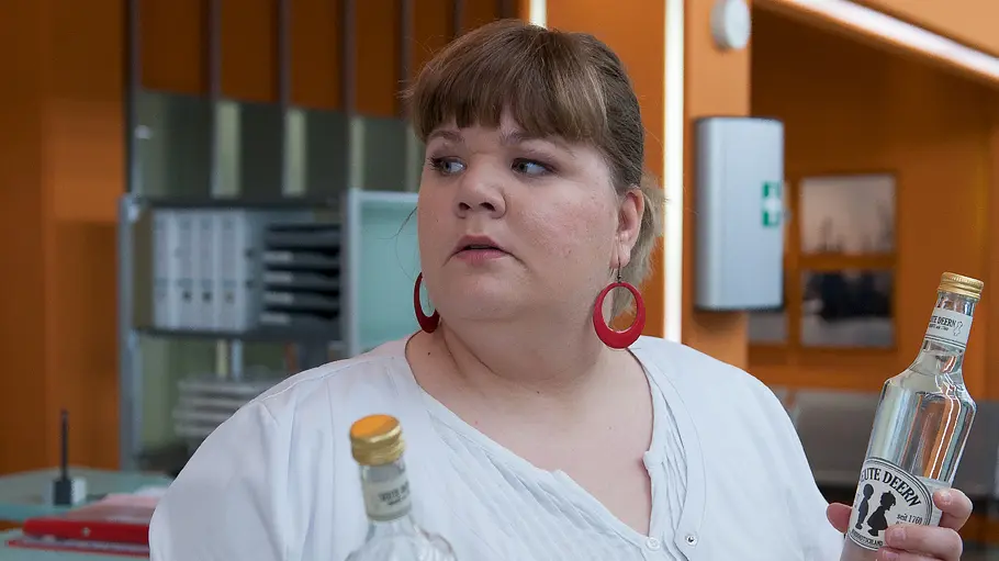 Notruf Hafenkante Manuela Wisbeck hält zwei Flaschen Alkohol in der Hand.