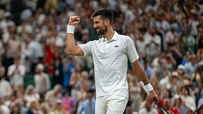 Novak Djokovic hebt die Faust und jubelt über seinen Halbfinal-Einzug in Wimbledon - Foto: IMAGO / Propaganda Photo Novak Djokovic hebt die Faust und jubelt über seinen Halbfinal-Einzug in Wimbledon - Foto: IMAGO / Propaganda Photo
