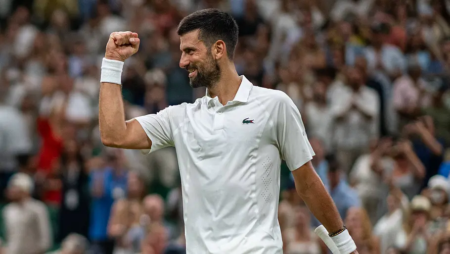 Novak Djokovic Wimbledon 2026 Novak Djokovic hebt die Faust und jubelt über seinen Halbfinal-Einzug in Wimbledon