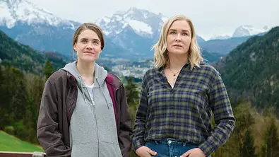 Lena Lorenz - Klosterbaby: Veronika Mittermeier (Miriam Fussenegger) und Lena Lorenz (Judith Hoersch) stehen nebeneinander vor einem gewaltigen Bergpanorama und schauen nachdenklich in die Ferne. - Foto: ZDF/Walter Wehner